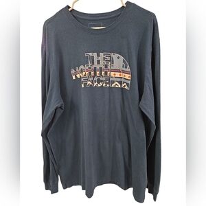 THE NORTH FACE MEN'S BLUE LONG SLEEVE GRAPHIC T-SHIRT. SIZE X-LARGE.